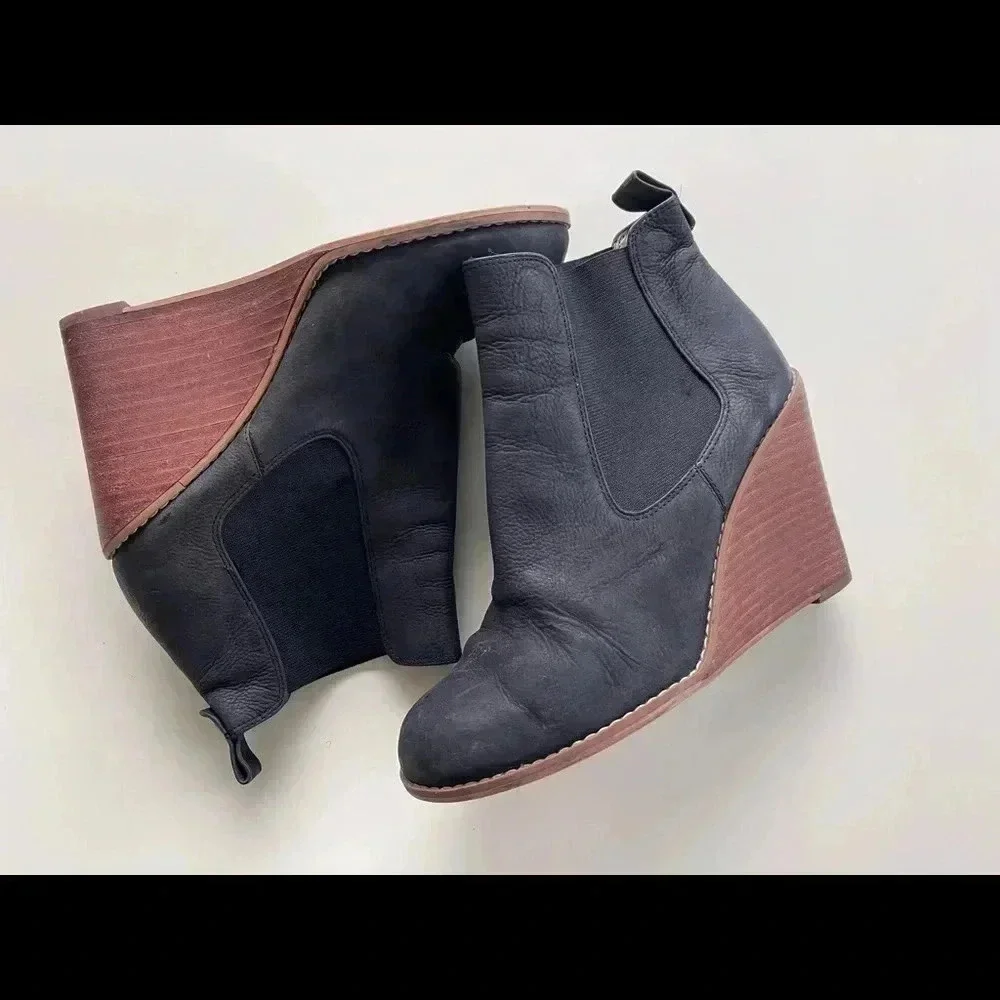 Hinge Tucker wedge booties